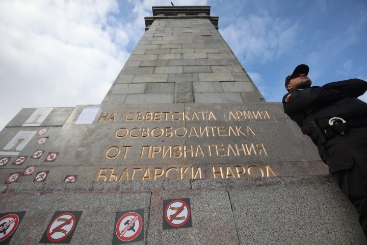 <p>Забраниха Безсмъртния полк в София, той обаче потегли към Паметника на Съветската армия</p>