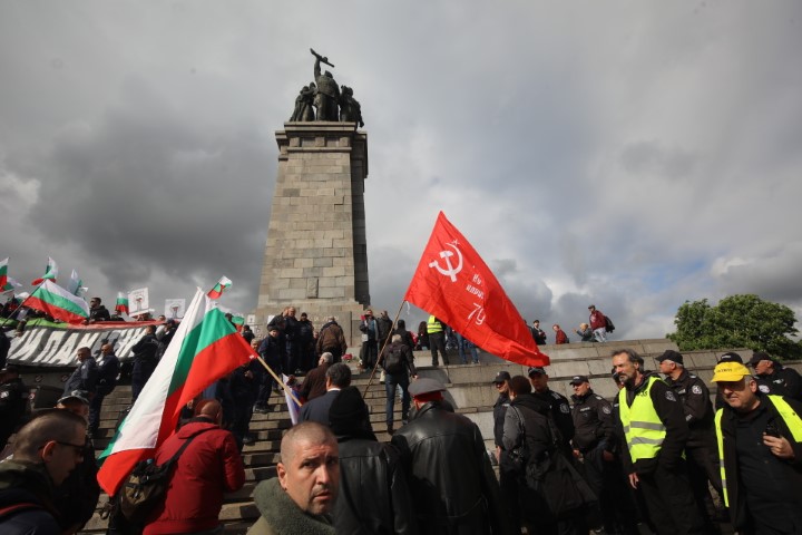 <p>Забраниха Безсмъртния полк в София, той обаче потегли към Паметника на Съветската армия</p>