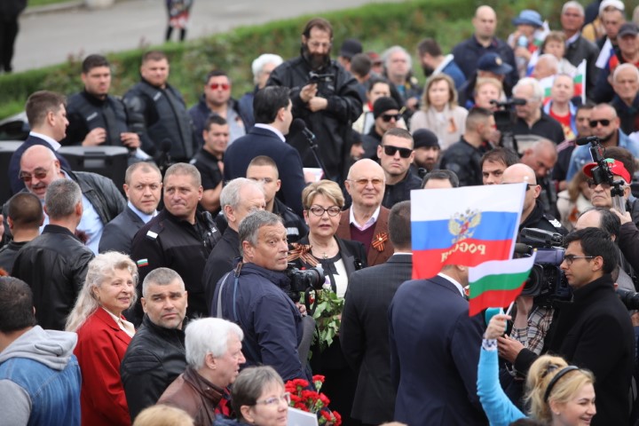 <p>Забраниха Безсмъртния полк в София, той обаче потегли към Паметника на Съветската армия</p>