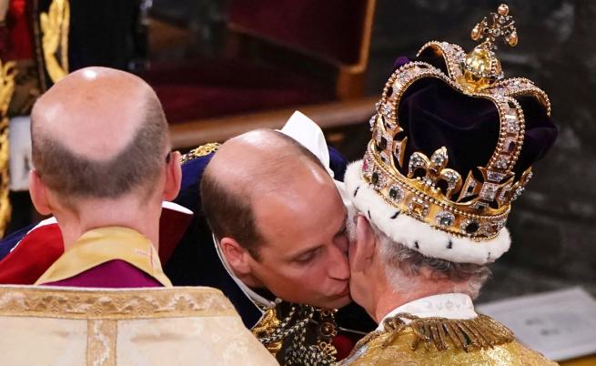 Принц Уилям коленичи в краката на баща си, заклевайки се в лоялност на крал Чарлз Трети с целувка по бузата