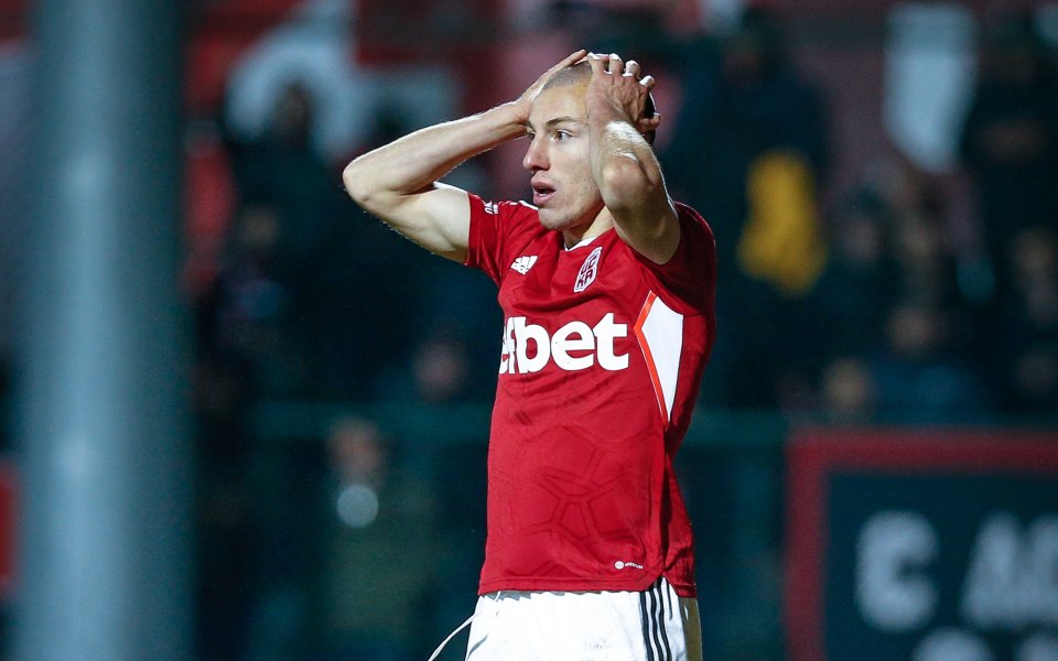 Три клуба от Чемпиъншип имат интерес към национала на ЦСКА