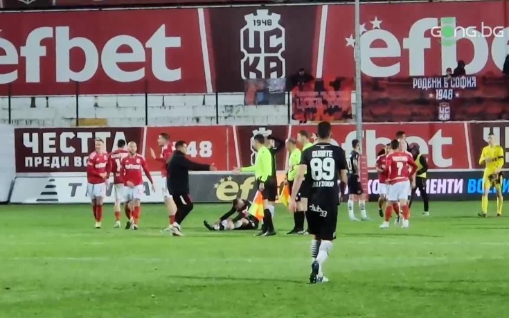 Матеус Дуарте търси обяснение от Георги Кабаков след края на мача