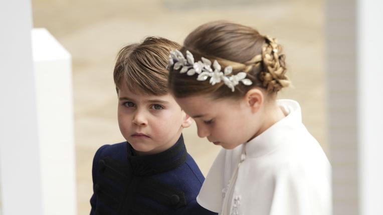 Сладките общи моменти на принц Луи и принцеса Шарлот от коронацията