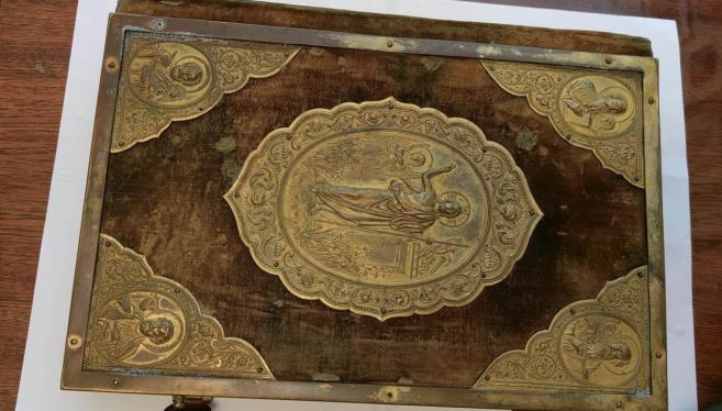  В дома на мъжа са открити голям брой скъпи религиозни предмети 