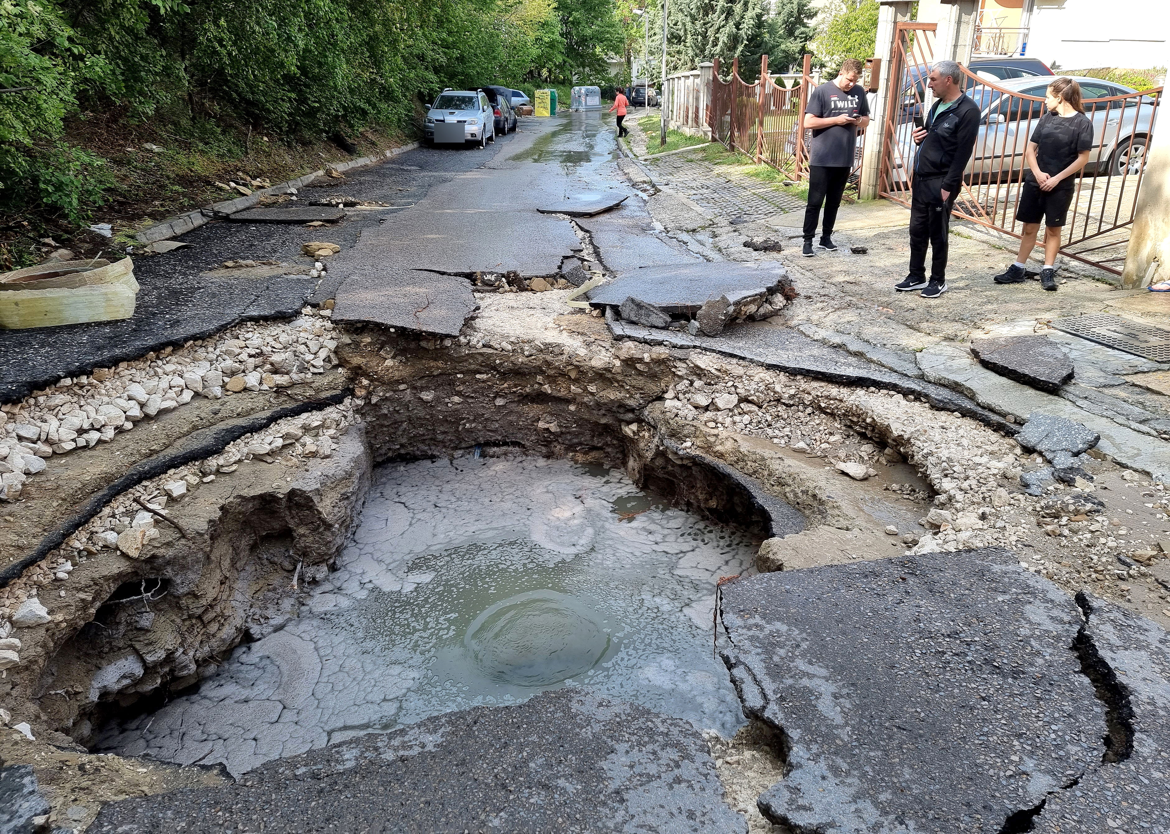 <p>Магистралният водопровод &bdquo;Варна-Златни пясъци&ldquo; е аварирал отново тази сутрин. Новият пробив е на ул. &bdquo;Петър Скорчев&ldquo; в кв. &bdquo;Бриз&ldquo; на около 50-70 метра над предишната авария.</p>