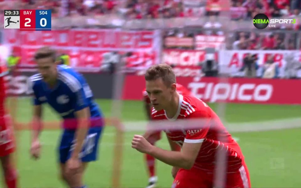 В 25-ата минута Гнабри опита да намери Мусиала в наказателното