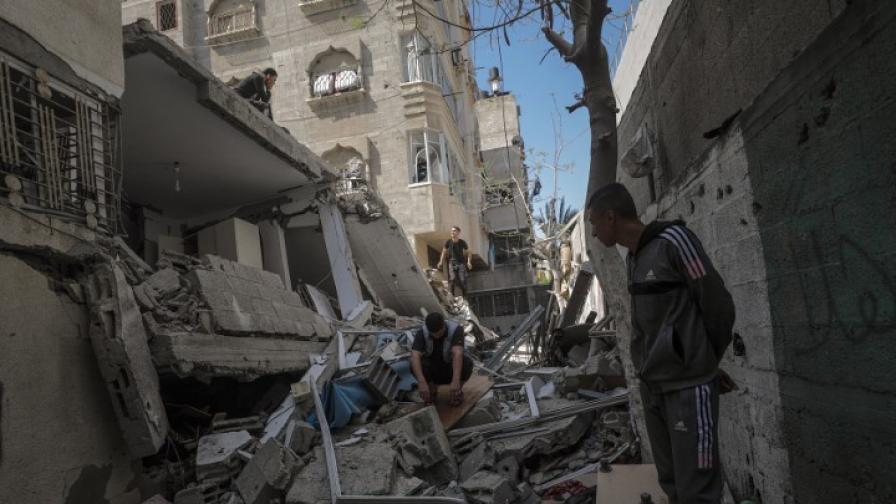 Бомбардираха гръцката православна църква в Газа, десетки са ранени и загинали