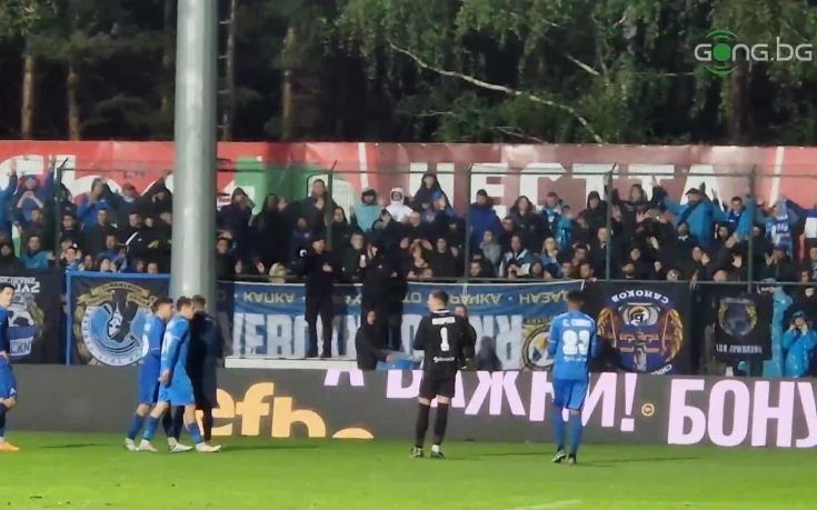 Футболистите на Левски поздравяват феновете след мача с ЦСКА 1948