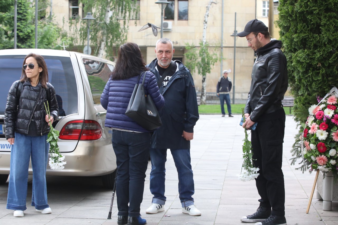 Прощаваме се с голямата актриса Емилия Радева. Нейни близки и приятели се събраха в столичния храм "Св. Седмочисленици", за да я изпратят в последния ѝ път.