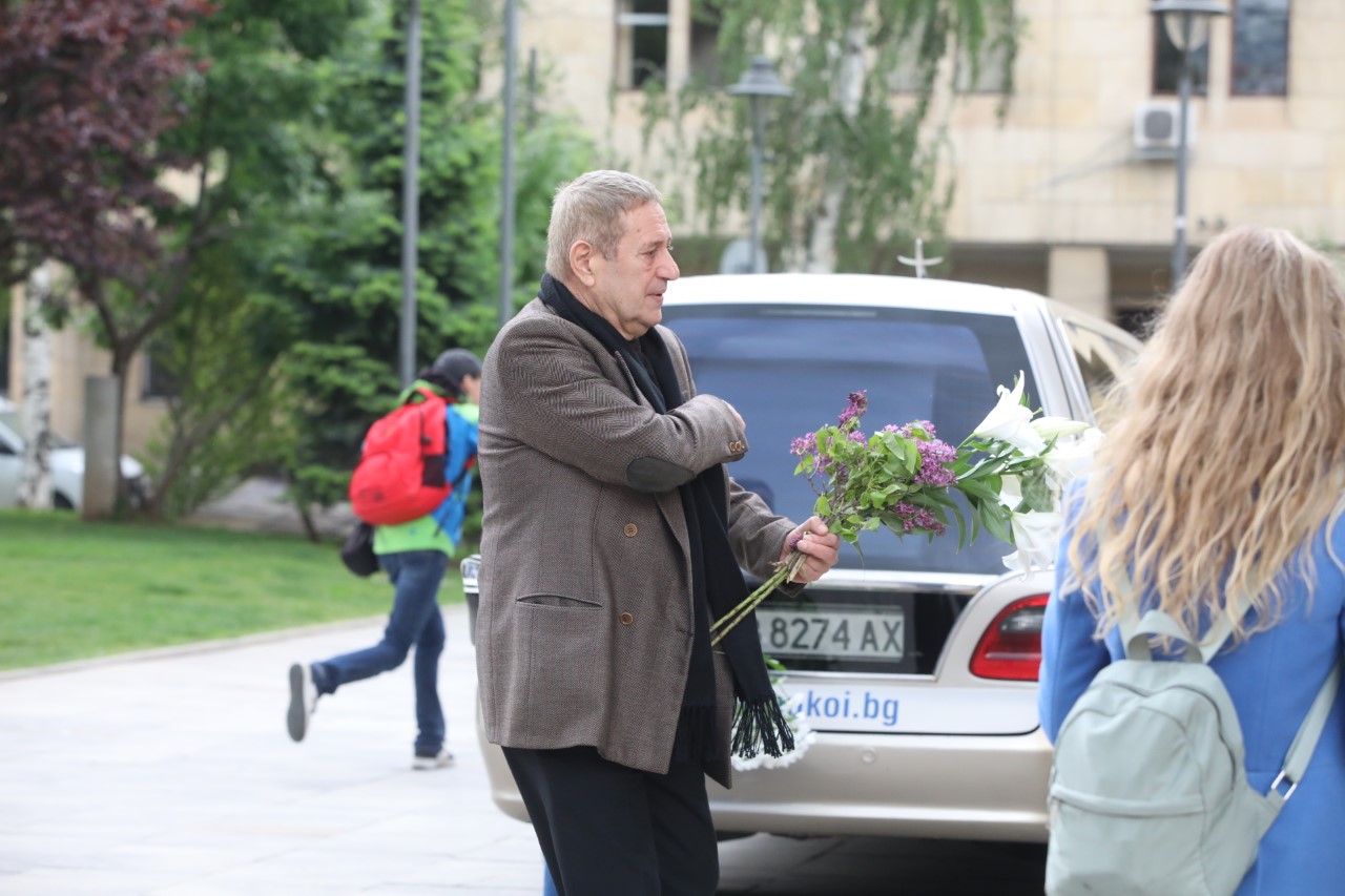 Прощаваме се с голямата актриса Емилия Радева. Нейни близки и приятели се събраха в столичния храм "Св. Седмочисленици", за да я изпратят в последния ѝ път.