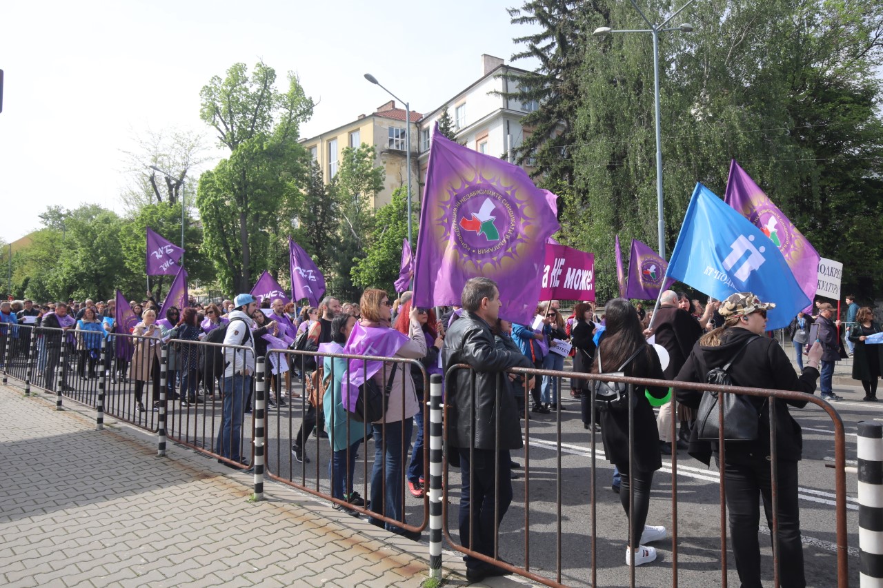 Основното искане е към народните представители - за спешно увеличение на средствата от бюджета за 2023 година за БНР, което ще направи възможно повишение на заплатите с 25%, за да бъде покрита натрупаната от 2021 г. насам инфлация.