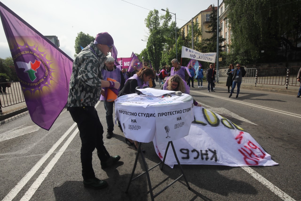 Основното искане е към народните представители - за спешно увеличение на средствата от бюджета за 2023 година за БНР, което ще направи възможно повишение на заплатите с 25%, за да бъде покрита натрупаната от 2021 г. насам инфлация.