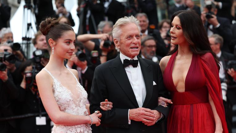  Катрин Зита Джоунс, Майкъл Дъглас и щерка им Карис в Кан 