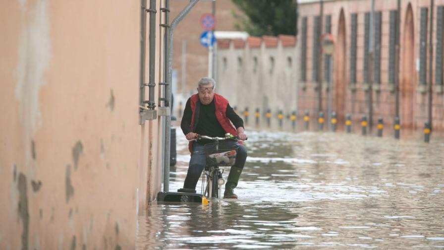 Водният ад в Италия: 14 жертви, щети за милиарди и съсипана реколта