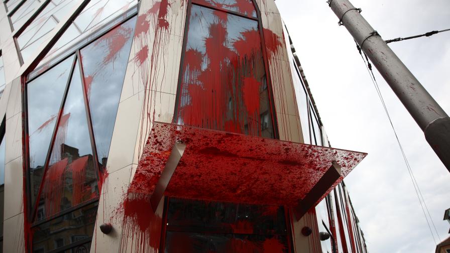 <p>По време на протест: Изцапаха сградата на ЕК у нас с червена боя (СНИМКИ)</p>