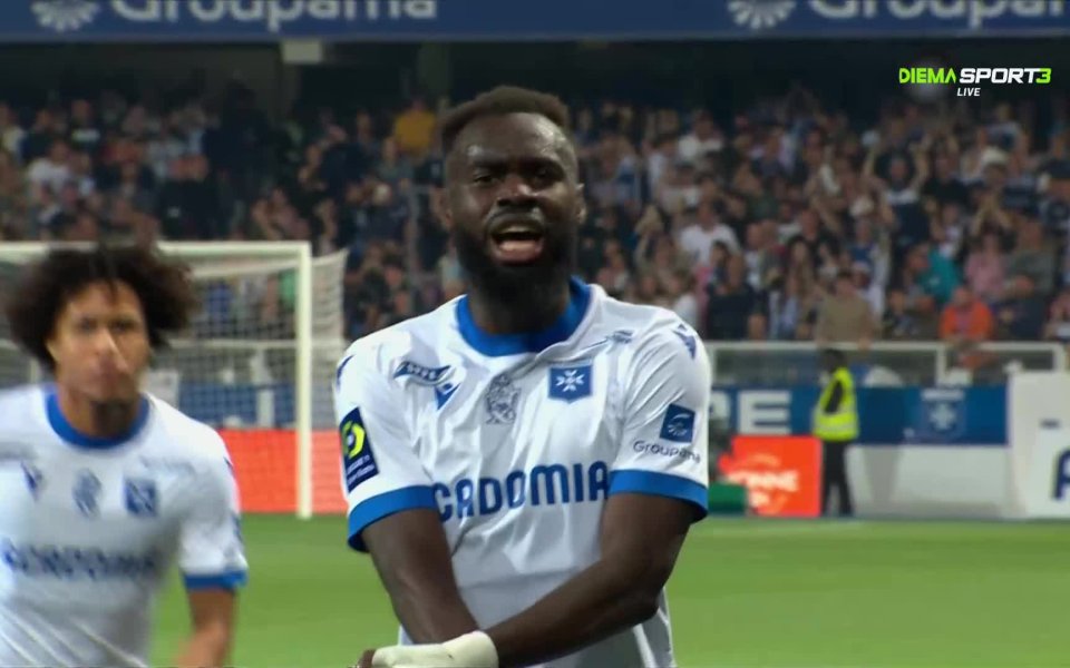 Дълга топка от вратаря Раду в 51-ата минута бе свалена