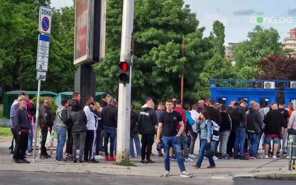 Пред касите на Васил Левски се изви опашка от хора,