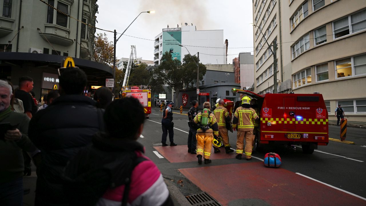 <p>Над 100 огнеборци се борят с пожара в Сидни</p>
