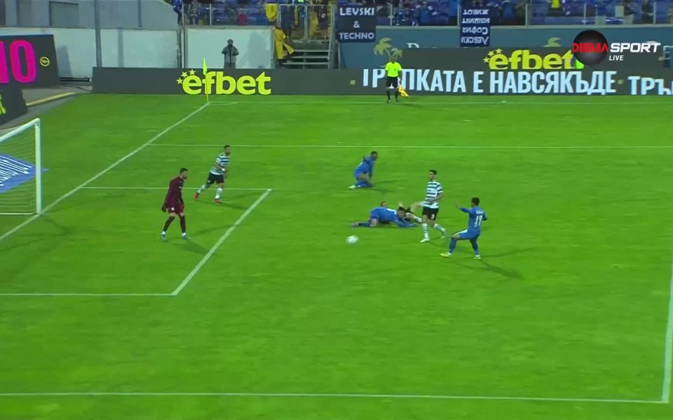 В средата на първото полувреме между Левски и Черно море,