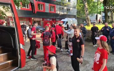 Феновете на ЦСКА нападнаха играчите за снимки за спомен преди