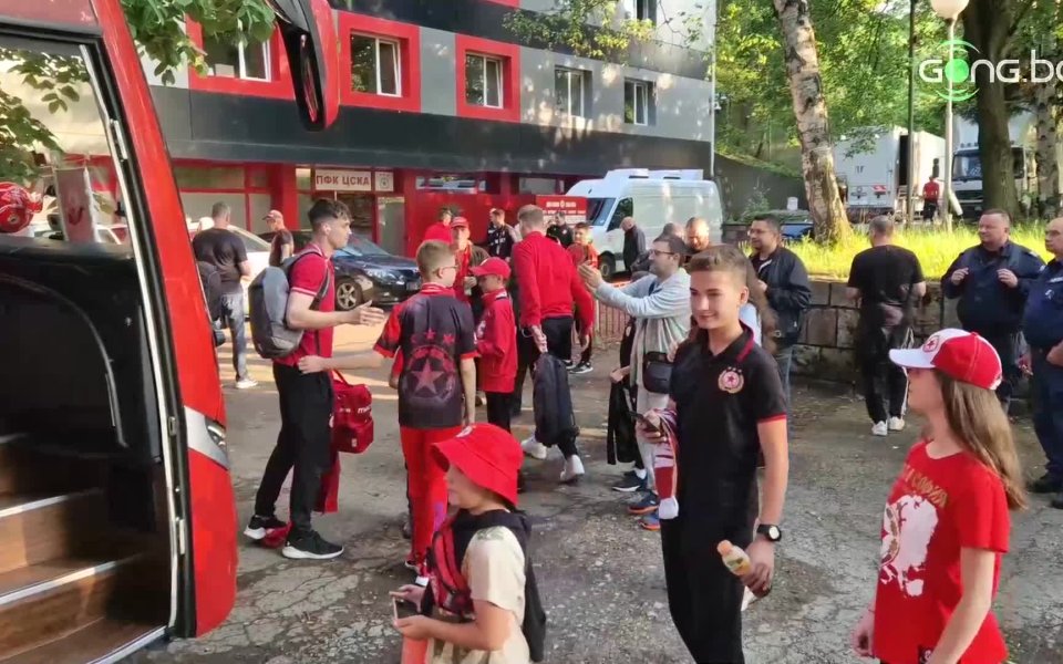 Феновете на ЦСКА нападнаха играчите за снимки за спомен преди