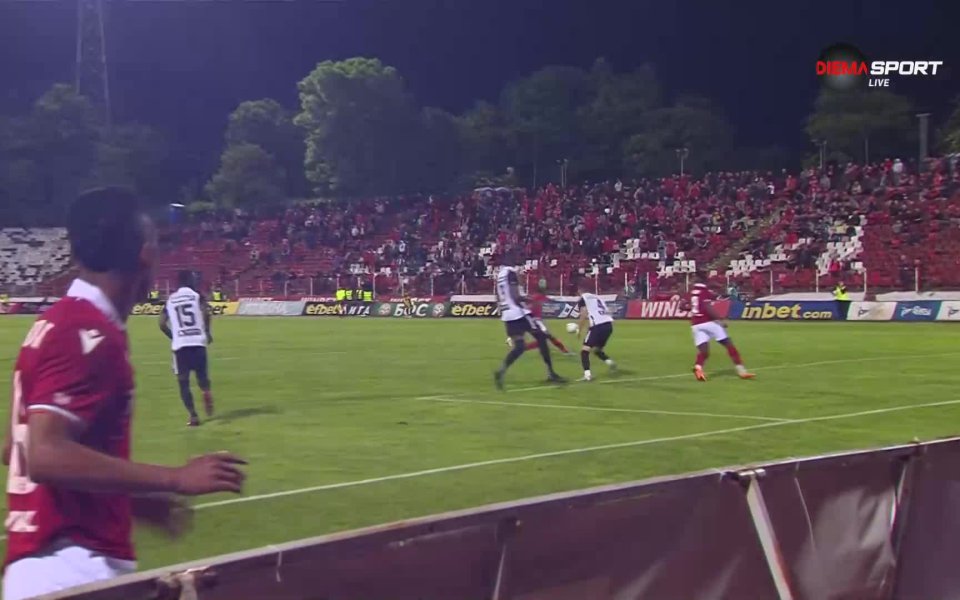 В шестата минута от добавеното време на срещата нападателят на