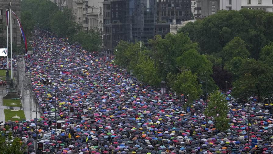 <p>Десетки хиляди протестираха в Сърбия и заявиха, че Вучич трябва да подаде оставка (СНИМКИ/ВИДЕО)</p>