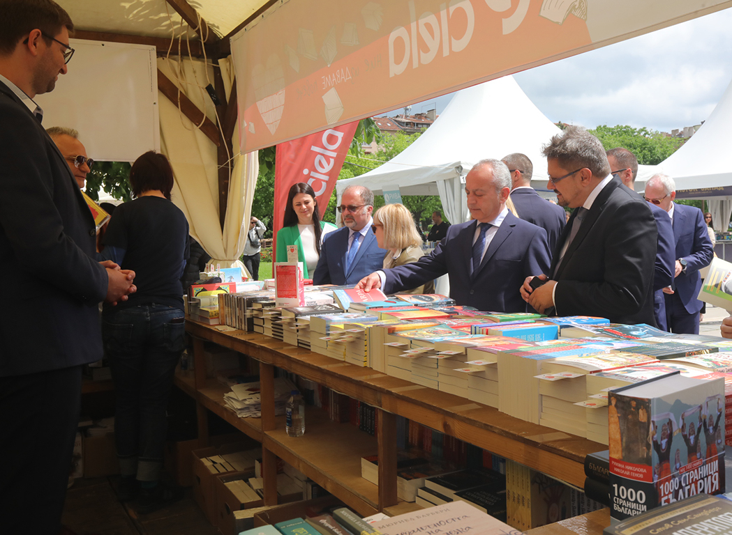 <p>Пролетният панаир на книгата се разгръща в градината пред Националния дворец на културата със 144 издателства от цялата страна и над 60 шатри до 4 юни</p>