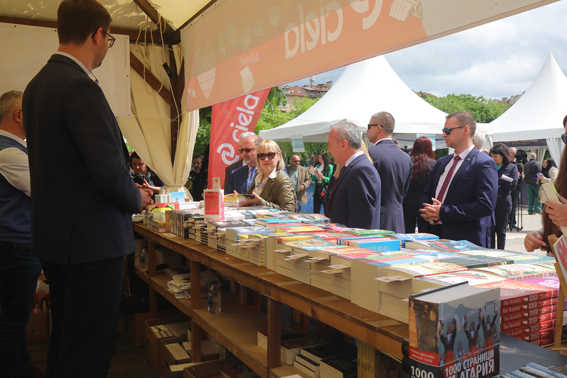 <p>Пролетният панаир на книгата се разгръща в градината пред Националния дворец на културата със 144 издателства от цялата страна и над 60 шатри до 4 юни</p>