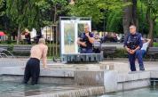 Екшън с буйстващ мъж в шадравана в Русе