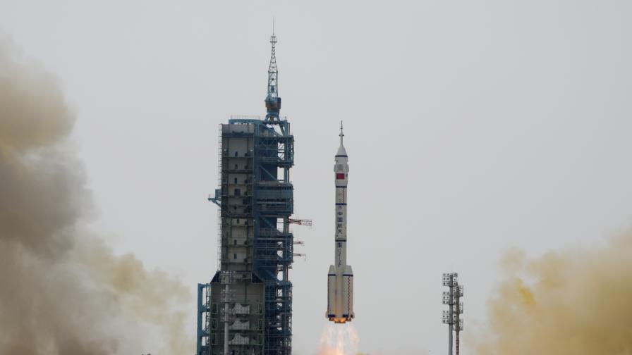 Китай изстреля мисията "Шънчжоу-16" към космическата си станция