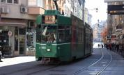 Опасна мода в София: Деца се возят на теглича на трамвай в 