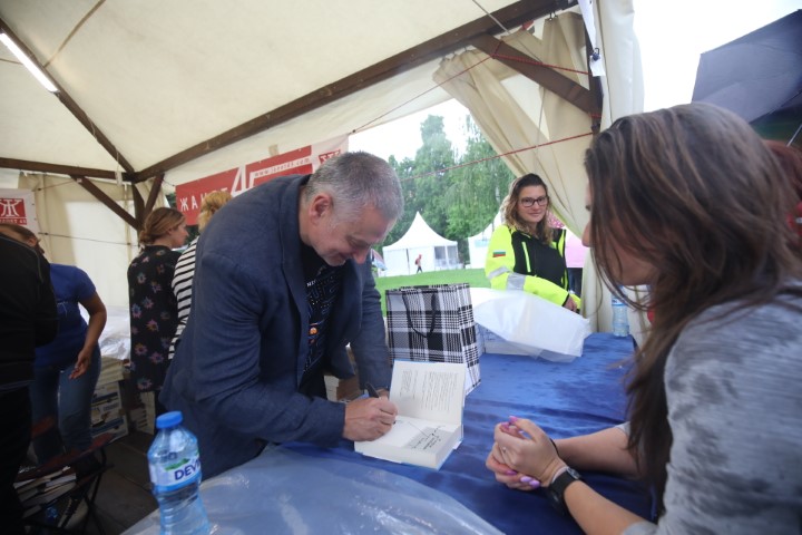 <p>Огромна опашка за автографи от Георги Господинов на Панаира на книгата</p>