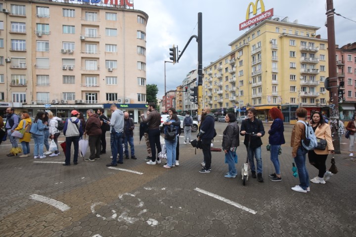 <p>Огромна опашка за автографи от Георги Господинов на Панаира на книгата</p>