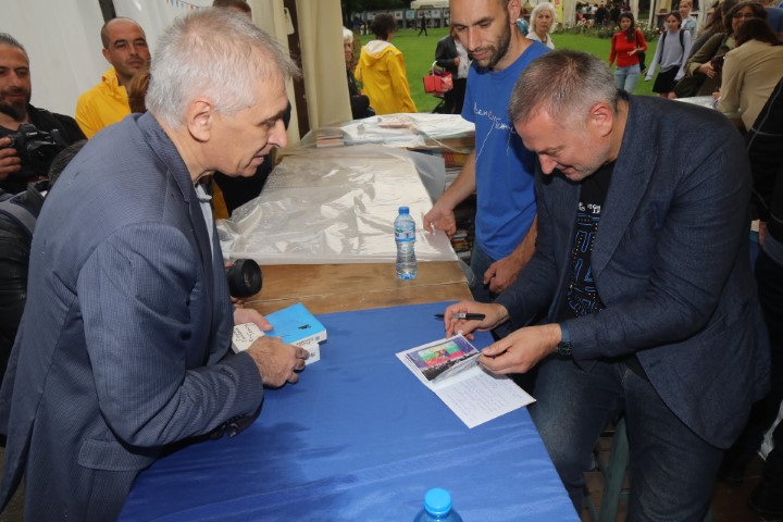 <p>Огромна опашка за автографи от Георги Господинов на Панаира на книгата</p>