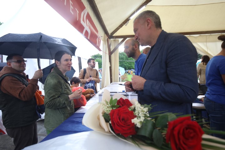 <p>Огромна опашка за автографи от Георги Господинов на Панаира на книгата</p>
