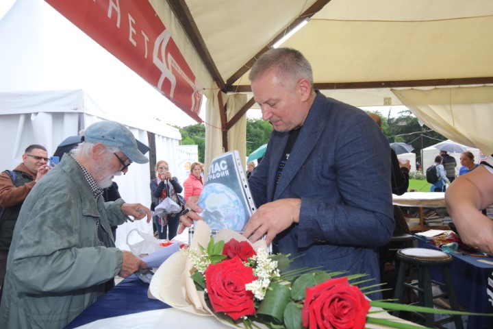 <p>Огромна опашка за автографи от Георги Господинов на Панаира на книгата</p>