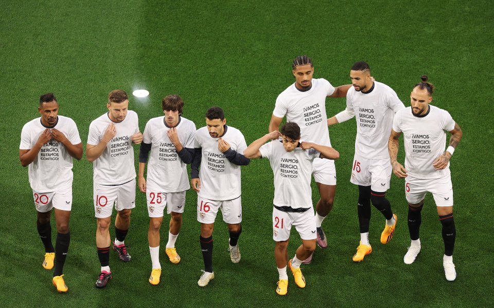 Играчите на Севиля излязоха на терена на стадион Пушкаш Арена