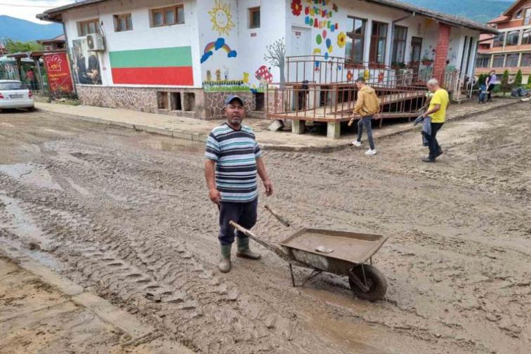 Щетите след наводненията в Берковица