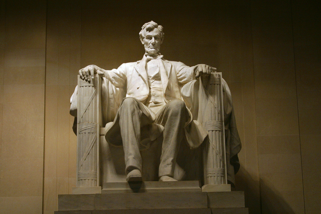 <p><strong>Мемориалът на Линкълн</strong></p>

<p>В този паметник има множество предполагаеми скрити послания. Някои твърдят, че образът на Джеферсън Дейвис може да се види в косата на Линкълн. Друго популярно твърдение е, че ръцете на Линкълн образуват инициалите &quot;A&quot; и &quot;L&quot; на езика на знаците. Но тези две теории са развенчани. На трона на Линкълн обаче има скрито послание: вързопи с пръчки, обвързани с кожена каишка. Те са били използвани в древен Рим за представяне на &bdquo;изпълнителната власт&ldquo;.</p>