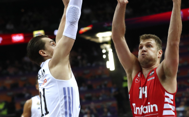Българският баскетболист Александър Везенков се контузи по време на втория