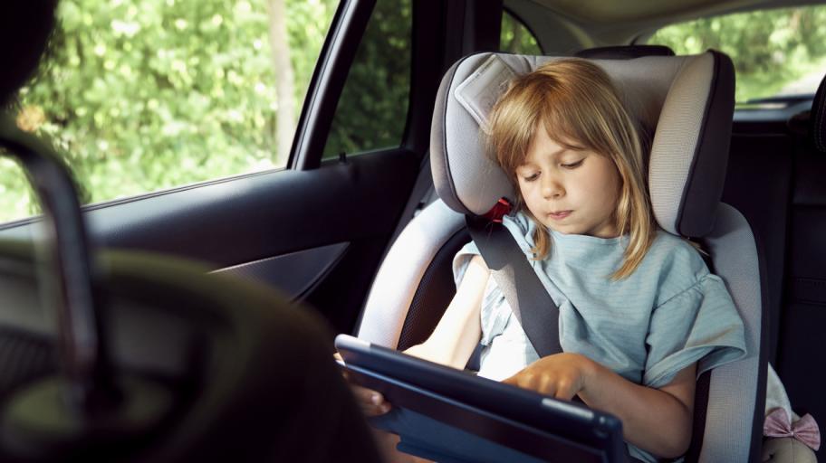Дете с телефон в колата - каква голяма опасност се крие в това?
