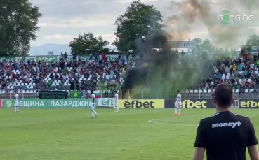 Феновете на Хебър запалиха факли след гола срещу Берое Ивайло
