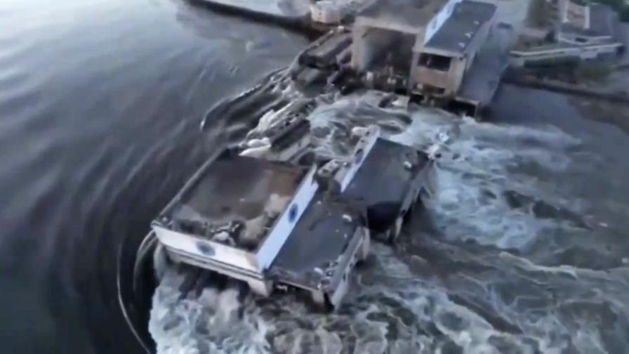 Взрива на "Каховка": Москва съобщи за 5 загинали, Зеленски посети наводнения район