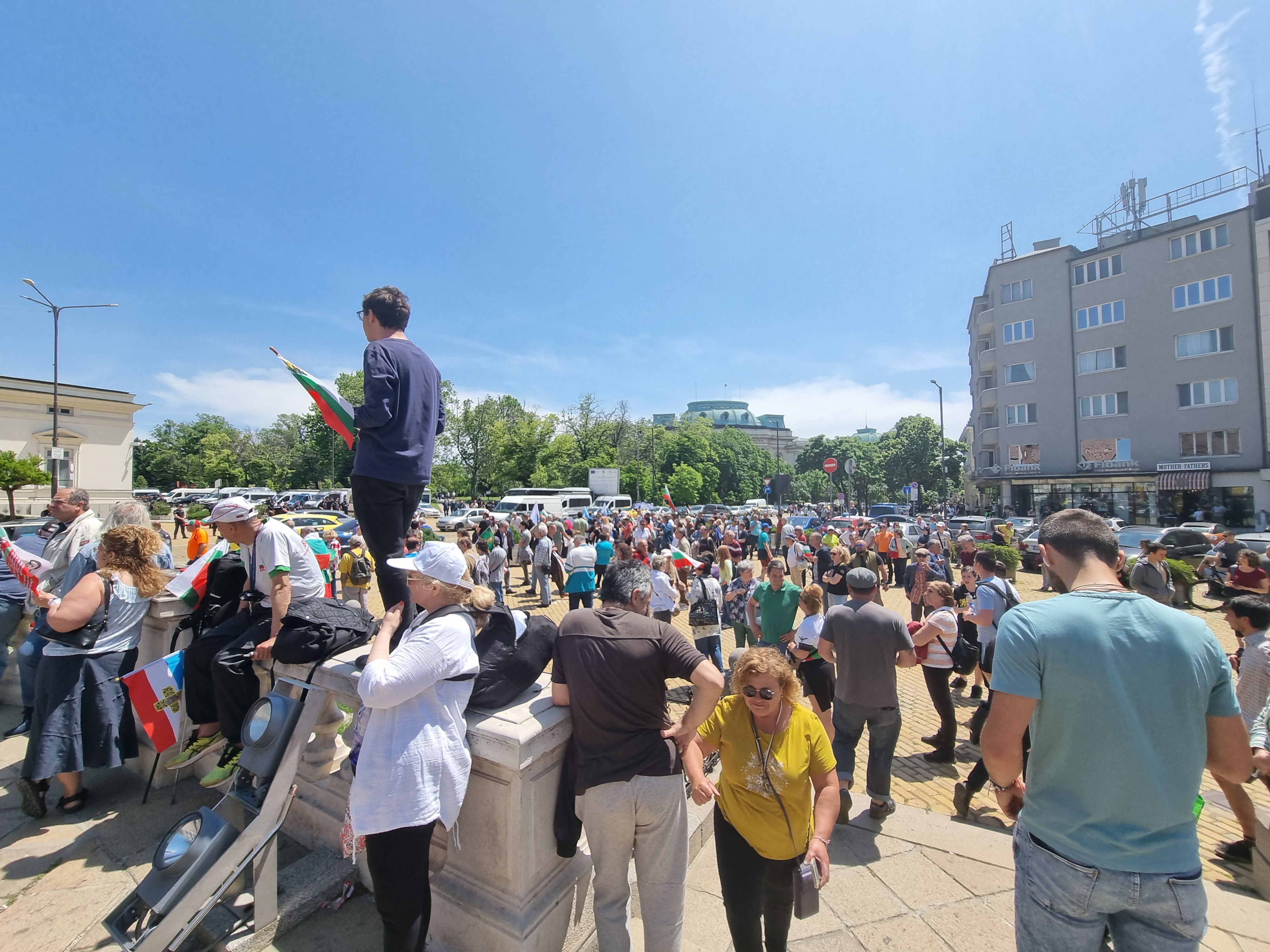 Граждани се събраха на протест пред сградата на Народното събрание срещу проектокабинета „Денков-Габриел“.