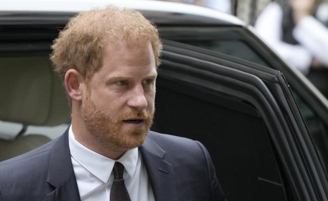 Daily Mail: Принц Хари се срещна с болния си баща, но така и не се видя с брат си