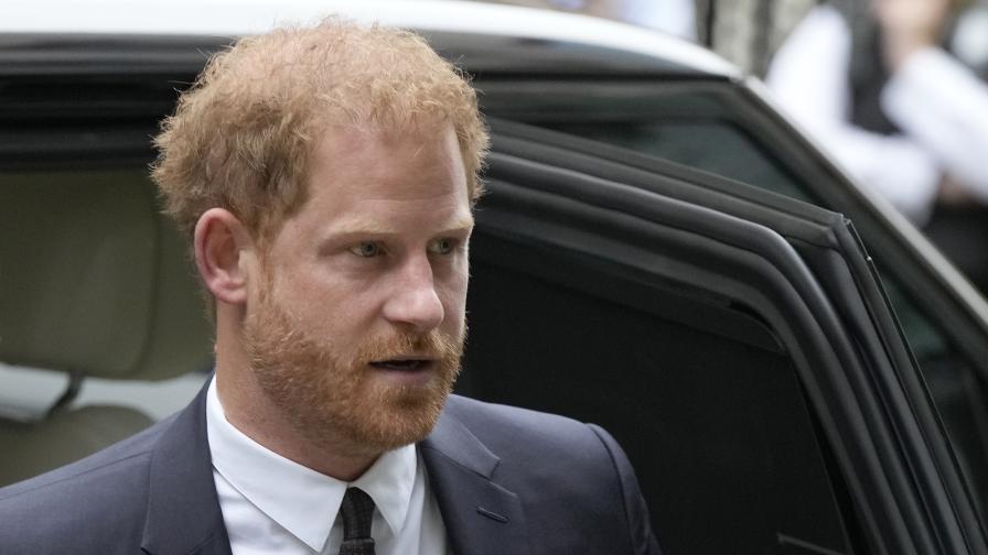 Daily Mail: Принц Хари се срещна с болния си баща, но така и не се видя с брат си