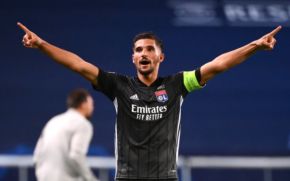 Халфът на Олимпик Лион Усем Ауар, чийто договор с Олимпик