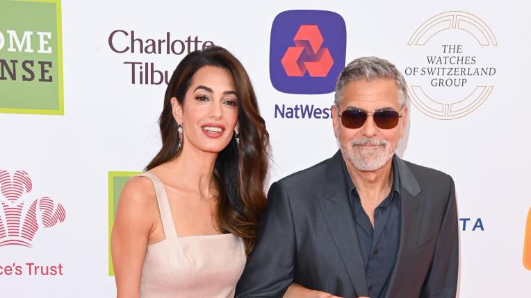  Амал Клуни е елегантна в бежово 