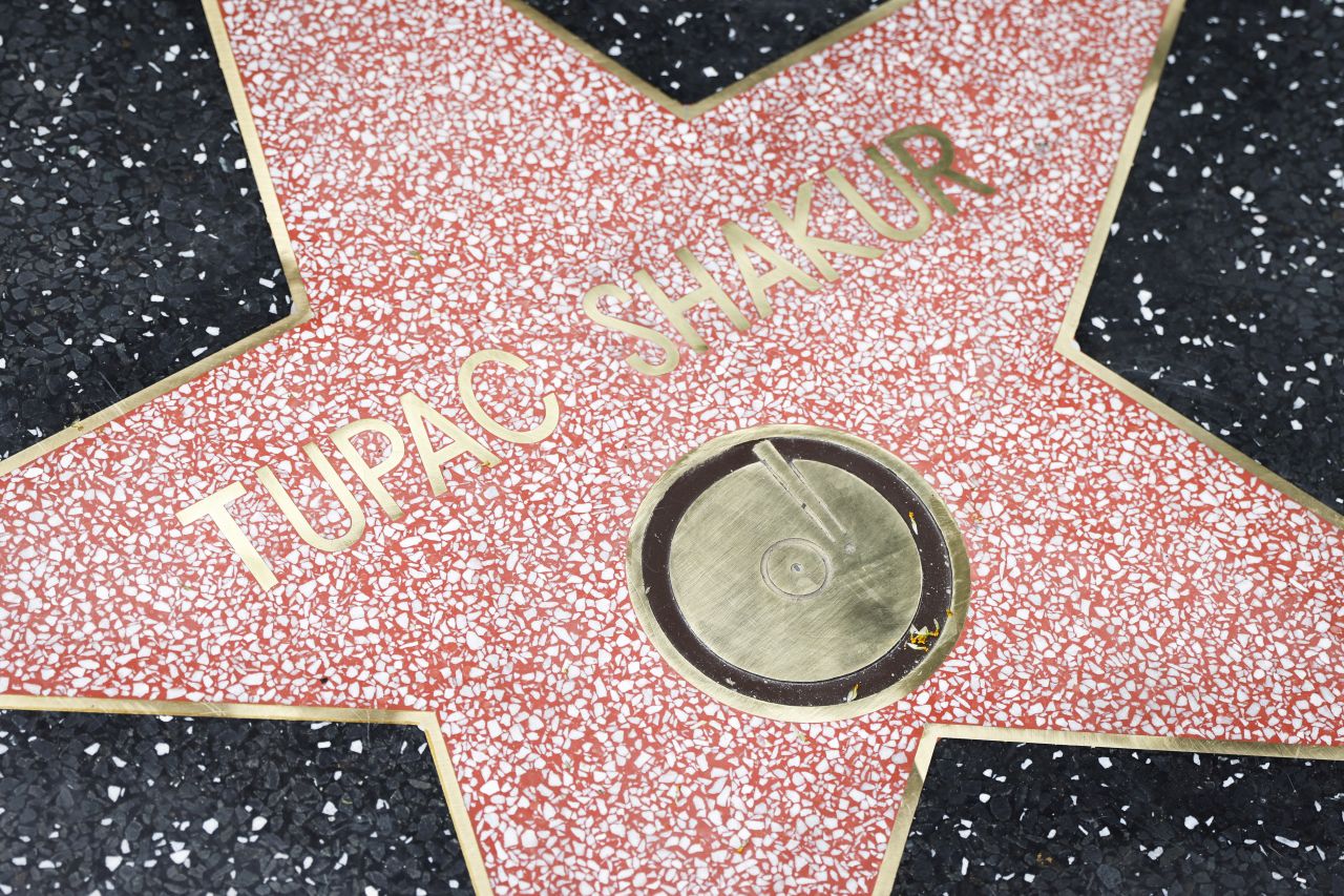 <p>Семейството и приятелите на Тупак Шакур се събраха, за да го почетат посмъртно със звезда на Алеята на славата в Холивуд&nbsp;дни преди рождената му дата.</p>